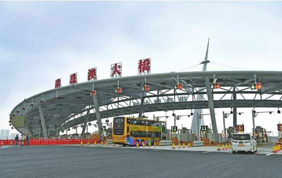 港珠澳大橋通車首日澳門(mén)口岸查驗(yàn)出入境旅客逾1.2萬(wàn)人次，通關(guān)環(huán)境和運(yùn)作情況良好