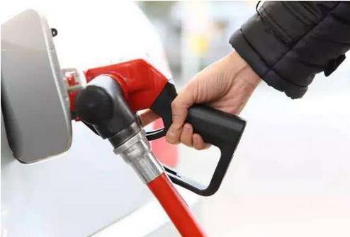 國內(nèi)汽、柴油價格每噸分別降低540元和520元，部分地區(qū)油價重回6元時代