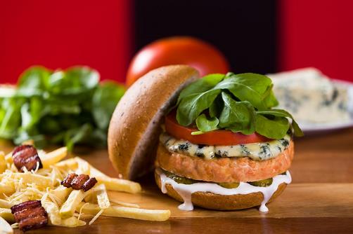 隨著中國(guó)經(jīng)濟(jì)的不斷發(fā)展，人們生活水平不斷提高，西式快餐市場(chǎng)需求之龐大無(wú)法估量